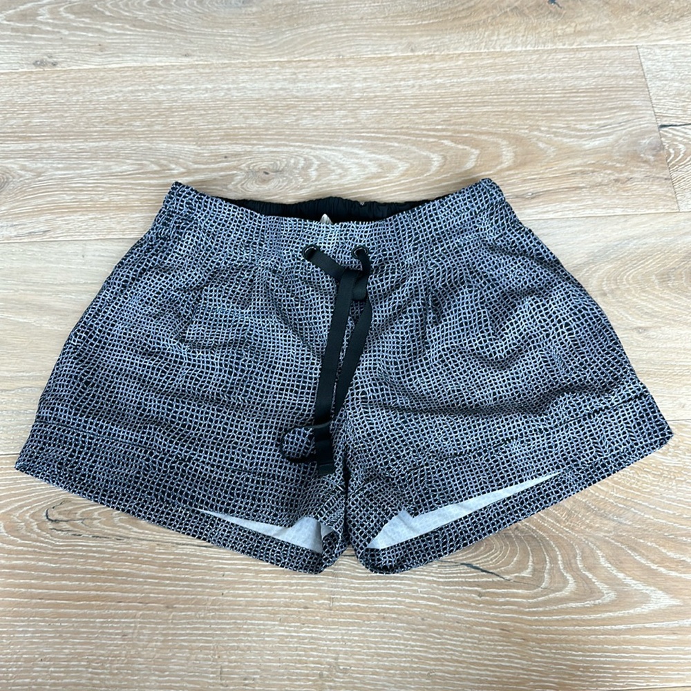 Lululemon Black & White Pleated Cuffed Shorts 6